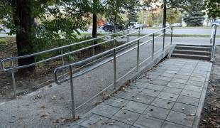 Ограждение из нержавейки для пандуса с лестницей 1