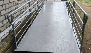 Пандус из черного металла 1