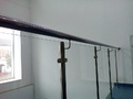 Ограждение из нержавеющей стали со стеклом с металлическим поручнем 1